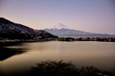 Mt. Fuji Kawaguchiko göl kar manzara, Mt. Fuji sonbahar içinde ünlü Japonya, turist insanlar çağrı Mt. Fuji Fuji, Fujisan,: Fujiyama, Fuji-san, Japonya olarak dağıdır
