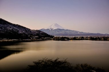 Mt. Fuji Kawaguchiko göl kar manzara, Mt. Fuji sonbahar içinde ünlü Japonya, turist insanlar çağrı Mt. Fuji Fuji, Fujisan,: Fujiyama, Fuji-san, Japonya olarak dağıdır