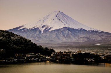 Mt. Fuji Kawaguchiko göl kar manzara, Mt. Fuji sonbahar içinde ünlü Japonya, turist insanlar çağrı Mt. Fuji Fuji, Fujisan,: Fujiyama, Fuji-san, Japonya olarak dağıdır