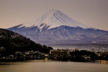 Mt. Fuji Kawaguchiko göl kar manzara, Mt. Fuji sonbahar içinde ünlü Japonya, turist insanlar çağrı Mt. Fuji Fuji, Fujisan,: Fujiyama, Fuji-san, Japonya olarak dağıdır