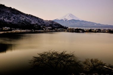 Mt. Fuji Kawaguchiko göl kar manzara, Mt. Fuji sonbahar içinde ünlü Japonya, turist insanlar çağrı Mt. Fuji Fuji, Fujisan,: Fujiyama, Fuji-san, Japonya olarak dağıdır