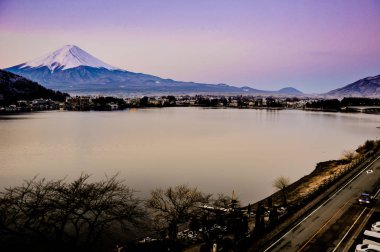 Mt. Fuji Kawaguchiko göl kar manzara, Mt. Fuji sonbahar içinde ünlü Japonya, turist insanlar çağrı Mt. Fuji Fuji, Fujisan,: Fujiyama, Fuji-san, Japonya olarak dağıdır