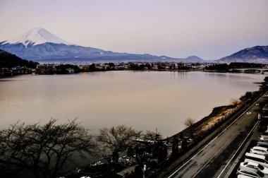 Mt. Fuji Kawaguchiko göl kar manzara, Mt. Fuji sonbahar içinde ünlü Japonya, turist insanlar çağrı Mt. Fuji Fuji, Fujisan,: Fujiyama, Fuji-san, Japonya olarak dağıdır