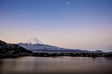 Mt. Fuji Kawaguchiko göl kar manzara, Mt. Fuji sonbahar içinde ünlü Japonya, turist insanlar çağrı Mt. Fuji Fuji, Fujisan,: Fujiyama, Fuji-san, Japonya olarak dağıdır
