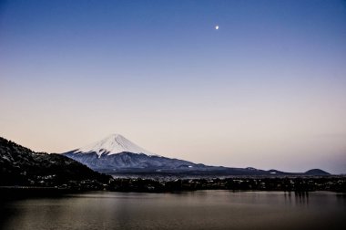 Mt. Fuji Kawaguchiko göl kar manzara, Mt. Fuji sonbahar içinde ünlü Japonya, turist insanlar çağrı Mt. Fuji Fuji, Fujisan,: Fujiyama, Fuji-san, Japonya olarak dağıdır
