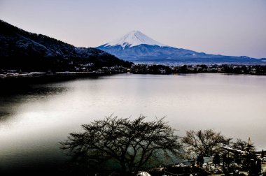 Mt. Fuji Kawaguchiko göl kar manzara, Mt. Fuji sonbahar içinde ünlü Japonya, turist insanlar çağrı Mt. Fuji Fuji, Fujisan,: Fujiyama, Fuji-san, Japonya olarak dağıdır