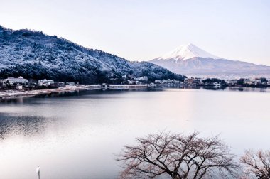 Mt. Fuji Kawaguchiko göl kar manzara, Mt. Fuji sonbahar içinde ünlü Japonya, turist insanlar çağrı Mt. Fuji Fuji, Fujisan,: Fujiyama, Fuji-san, Japonya olarak dağıdır