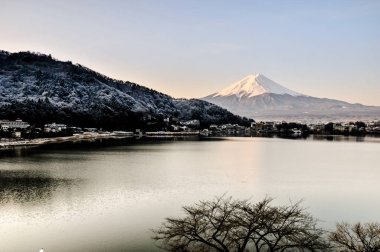 Mt. Fuji Kawaguchiko göl kar manzara, Mt. Fuji sonbahar içinde ünlü Japonya, turist insanlar çağrı Mt. Fuji Fuji, Fujisan,: Fujiyama, Fuji-san, Japonya olarak dağıdır