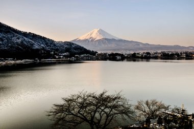 Mt. Fuji Kawaguchiko göl kar manzara, Mt. Fuji sonbahar içinde ünlü Japonya, turist insanlar çağrı Mt. Fuji Fuji, Fujisan,: Fujiyama, Fuji-san, Japonya olarak dağıdır