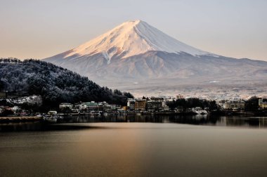 Mt. Fuji Kawaguchiko göl kar manzara, Mt. Fuji sonbahar içinde ünlü Japonya, turist insanlar çağrı Mt. Fuji Fuji, Fujisan,: Fujiyama, Fuji-san, Japonya olarak dağıdır