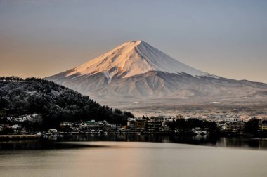 Mt. Fuji Kawaguchiko göl kar manzara, Mt. Fuji sonbahar içinde ünlü Japonya, turist insanlar çağrı Mt. Fuji Fuji, Fujisan,: Fujiyama, Fuji-san, Japonya olarak dağıdır