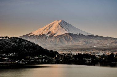 Mt. Fuji Kawaguchiko göl kar manzara, Mt. Fuji sonbahar içinde ünlü Japonya, turist insanlar çağrı Mt. Fuji Fuji, Fujisan,: Fujiyama, Fuji-san, Japonya olarak dağıdır