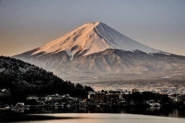 Mt. Fuji Kawaguchiko göl kar manzara, Mt. Fuji sonbahar içinde ünlü Japonya, turist insanlar çağrı Mt. Fuji Fuji, Fujisan,: Fujiyama, Fuji-san, Japonya olarak dağıdır