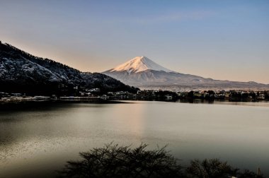 Mt. Fuji Kawaguchiko göl kar manzara, Mt. Fuji sonbahar içinde ünlü Japonya, turist insanlar çağrı Mt. Fuji Fuji, Fujisan,: Fujiyama, Fuji-san, Japonya olarak dağıdır
