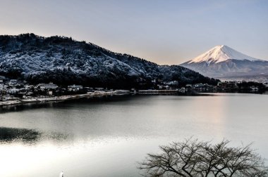 Mt. Fuji Kawaguchiko göl kar manzara, Mt. Fuji sonbahar içinde ünlü Japonya, turist insanlar çağrı Mt. Fuji Fuji, Fujisan,: Fujiyama, Fuji-san, Japonya olarak dağıdır