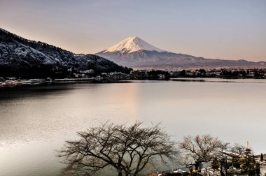 Mt. Fuji Kawaguchiko göl kar manzara, Mt. Fuji sonbahar içinde ünlü Japonya, turist insanlar çağrı Mt. Fuji Fuji, Fujisan,: Fujiyama, Fuji-san, Japonya olarak dağıdır