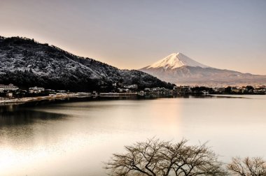 Mt. Fuji Kawaguchiko göl kar manzara, Mt. Fuji sonbahar içinde ünlü Japonya, turist insanlar çağrı Mt. Fuji Fuji, Fujisan,: Fujiyama, Fuji-san, Japonya olarak dağıdır