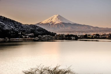 Mt. Fuji Kawaguchiko göl kar manzara, Mt. Fuji sonbahar içinde ünlü Japonya, turist insanlar çağrı Mt. Fuji Fuji, Fujisan,: Fujiyama, Fuji-san, Japonya olarak dağıdır