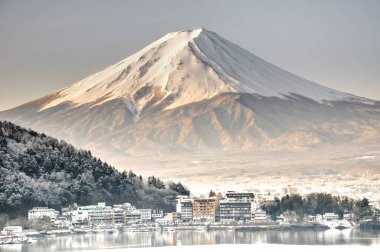 Mt. Fuji Kawaguchiko göl kar manzara, Mt. Fuji sonbahar içinde ünlü Japonya, turist insanlar çağrı Mt. Fuji Fuji, Fujisan,: Fujiyama, Fuji-san, Japonya olarak dağıdır
