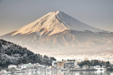 Mt. Fuji Kawaguchiko göl kar manzara, Mt. Fuji sonbahar içinde ünlü Japonya, turist insanlar çağrı Mt. Fuji Fuji, Fujisan,: Fujiyama, Fuji-san, Japonya olarak dağıdır