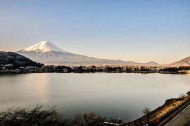 Mt. Fuji Kawaguchiko göl kar manzara, Mt. Fuji sonbahar içinde ünlü Japonya, turist insanlar çağrı Mt. Fuji Fuji, Fujisan,: Fujiyama, Fuji-san, Japonya olarak dağıdır
