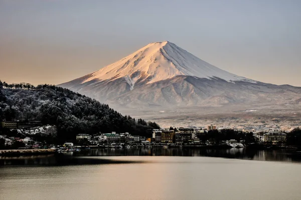 Mt. Fuji Kawaguchiko göl kar manzara, Mt. Fuji sonbahar içinde ünlü Japonya, turist insanlar çağrı Mt. Fuji Fuji, Fujisan,: Fujiyama, Fuji-san, Japonya olarak dağıdır