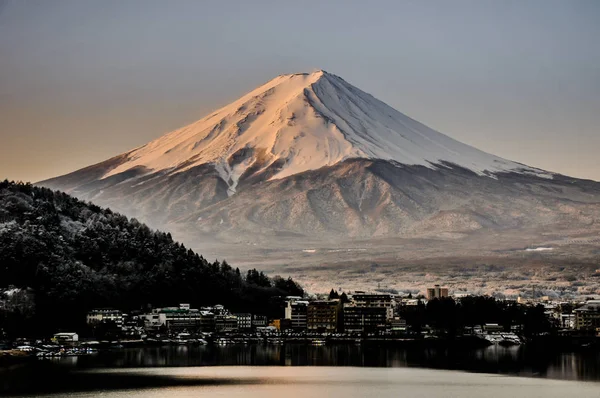 Mt. Fuji Kawaguchiko göl kar manzara, Mt. Fuji sonbahar içinde ünlü Japonya, turist insanlar çağrı Mt. Fuji Fuji, Fujisan,: Fujiyama, Fuji-san, Japonya olarak dağıdır