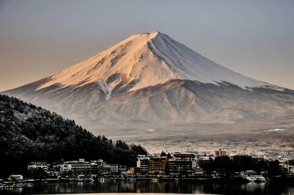 Mt. Fuji Kawaguchiko göl kar manzara, Mt. Fuji sonbahar içinde ünlü Japonya, turist insanlar çağrı Mt. Fuji Fuji, Fujisan,: Fujiyama, Fuji-san, Japonya olarak dağıdır