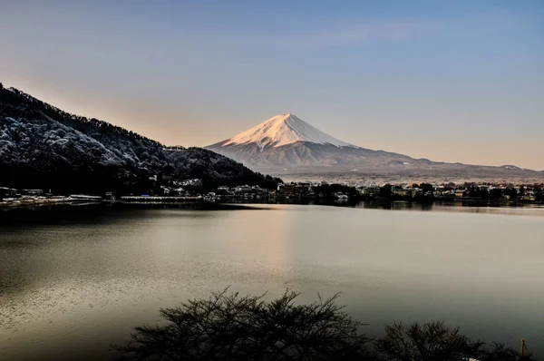 Mt. Fuji Kawaguchiko göl kar manzara, Mt. Fuji sonbahar içinde ünlü Japonya, turist insanlar çağrı Mt. Fuji Fuji, Fujisan,: Fujiyama, Fuji-san, Japonya olarak dağıdır