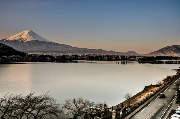 Mt. Fuji Kawaguchiko göl kar manzara, Mt. Fuji sonbahar içinde ünlü Japonya, turist insanlar çağrı Mt. Fuji Fuji, Fujisan,: Fujiyama, Fuji-san, Japonya olarak dağıdır