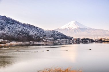 Mt. Fuji Kawaguchiko göl kar manzara, Mt. Fuji sonbahar içinde ünlü Japonya, turist insanlar çağrı Mt. Fuji Fuji, Fujisan,: Fujiyama, Fuji-san, Japonya olarak dağıdır
