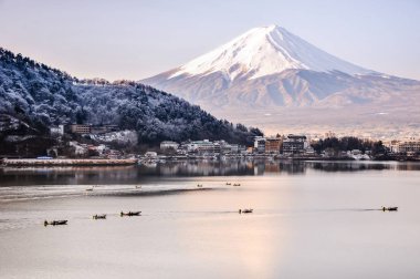 Mt. Fuji Kawaguchiko göl kar manzara, Mt. Fuji sonbahar içinde ünlü Japonya, turist insanlar çağrı Mt. Fuji Fuji, Fujisan,: Fujiyama, Fuji-san, Japonya olarak dağıdır