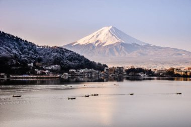 Mt. Fuji Kawaguchiko göl kar manzara, Mt. Fuji sonbahar içinde ünlü Japonya, turist insanlar çağrı Mt. Fuji Fuji, Fujisan,: Fujiyama, Fuji-san, Japonya olarak dağıdır