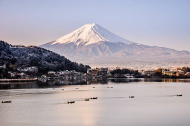 Mt. Fuji Kawaguchiko göl kar manzara, Mt. Fuji sonbahar içinde ünlü Japonya, turist insanlar çağrı Mt. Fuji Fuji, Fujisan,: Fujiyama, Fuji-san, Japonya olarak dağıdır