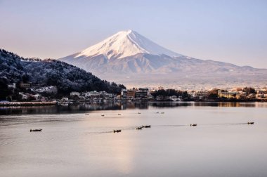 Mt. Fuji Kawaguchiko göl kar manzara, Mt. Fuji sonbahar içinde ünlü Japonya, turist insanlar çağrı Mt. Fuji Fuji, Fujisan,: Fujiyama, Fuji-san, Japonya olarak dağıdır