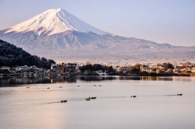 Mt. Fuji Kawaguchiko göl kar manzara, Mt. Fuji sonbahar içinde ünlü Japonya, turist insanlar çağrı Mt. Fuji Fuji, Fujisan,: Fujiyama, Fuji-san, Japonya olarak dağıdır