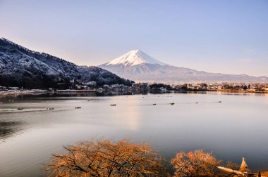 Mt. Fuji Kawaguchiko göl kar manzara, Mt. Fuji sonbahar içinde ünlü Japonya, turist insanlar çağrı Mt. Fuji Fuji, Fujisan,: Fujiyama, Fuji-san, Japonya olarak dağıdır