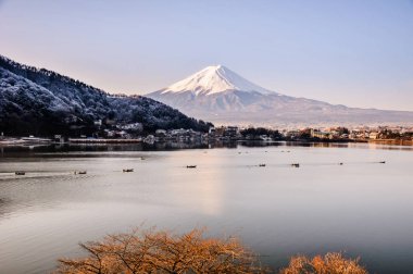 Mt. Fuji Kawaguchiko göl kar manzara, Mt. Fuji sonbahar içinde ünlü Japonya, turist insanlar çağrı Mt. Fuji Fuji, Fujisan,: Fujiyama, Fuji-san, Japonya olarak dağıdır