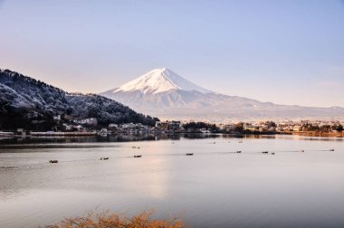 Mt. Fuji Kawaguchiko göl kar manzara, Mt. Fuji sonbahar içinde ünlü Japonya, turist insanlar çağrı Mt. Fuji Fuji, Fujisan,: Fujiyama, Fuji-san, Japonya olarak dağıdır