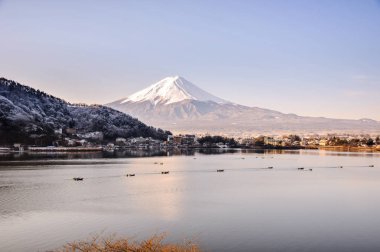 Mt. Fuji Kawaguchiko göl kar manzara, Mt. Fuji sonbahar içinde ünlü Japonya, turist insanlar çağrı Mt. Fuji Fuji, Fujisan,: Fujiyama, Fuji-san, Japonya olarak dağıdır