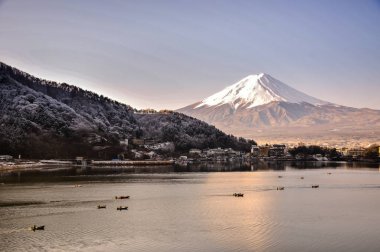 Mt. Fuji Kawaguchiko göl kar manzara, Mt. Fuji sonbahar içinde ünlü Japonya, turist insanlar çağrı Mt. Fuji Fuji, Fujisan,: Fujiyama, Fuji-san, Japonya olarak dağıdır