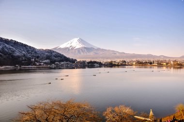 Mt. Fuji Kawaguchiko göl kar manzara, Mt. Fuji sonbahar içinde ünlü Japonya, turist insanlar çağrı Mt. Fuji Fuji, Fujisan,: Fujiyama, Fuji-san, Japonya olarak dağıdır