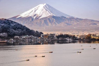 Mt. Fuji Kawaguchiko göl kar manzara, Mt. Fuji sonbahar içinde ünlü Japonya, turist insanlar çağrı Mt. Fuji Fuji, Fujisan,: Fujiyama, Fuji-san, Japonya olarak dağıdır