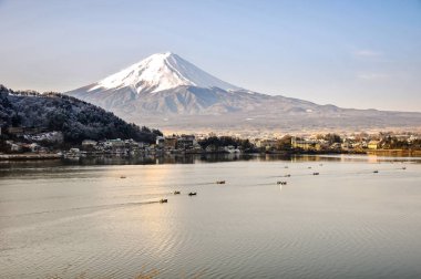 Mt. Fuji Kawaguchiko göl kar manzara, Mt. Fuji sonbahar içinde ünlü Japonya, turist insanlar çağrı Mt. Fuji Fuji, Fujisan,: Fujiyama, Fuji-san, Japonya olarak dağıdır