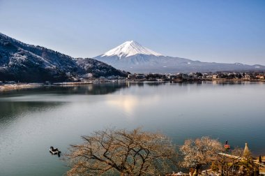Mt. Fuji Kawaguchiko göl kar manzara, Mt. Fuji sonbahar içinde ünlü Japonya, turist insanlar çağrı Mt. Fuji Fuji, Fujisan,: Fujiyama, Fuji-san, Japonya olarak dağıdır