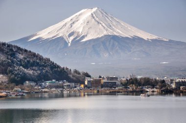 Mt. Fuji Kawaguchiko göl kar manzara, Mt. Fuji sonbahar içinde ünlü Japonya, turist insanlar çağrı Mt. Fuji Fuji, Fujisan,: Fujiyama, Fuji-san, Japonya olarak dağıdır