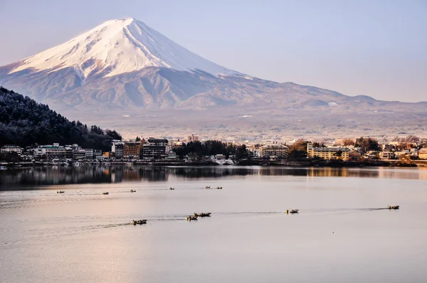 Mt. Fuji Kawaguchiko göl kar manzara, Mt. Fuji sonbahar içinde ünlü Japonya, turist insanlar çağrı Mt. Fuji Fuji, Fujisan,: Fujiyama, Fuji-san, Japonya olarak dağıdır