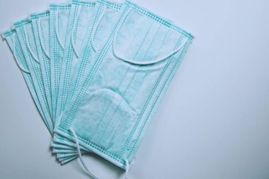 Bazı noktalara odaklan. Beyaz cerrahi maske. Sağlık maskesi. Covid-19, Kirletici PM2.5 ve başka bir virüsü önlemek için kullanılır..