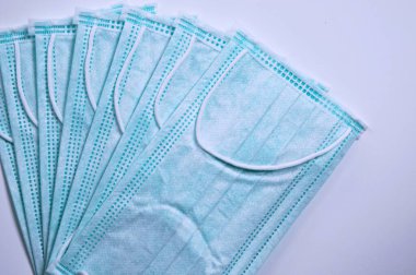 Bazı noktalara odaklan. Beyaz cerrahi maske. Sağlık maskesi. Covid-19, Kirletici PM2.5 ve başka bir virüsü önlemek için kullanılır..