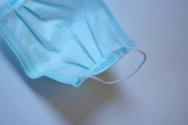 Bazı noktalara odaklan. Beyaz cerrahi maske. Sağlık maskesi. Covid-19, Kirletici PM2.5 ve başka bir virüsü önlemek için kullanılır..